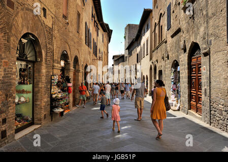 Via San Giovanni, San Gimignano, Toskana, Italien Stockfoto