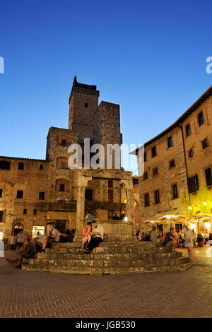 Piazza della Cisterna, San Gimignano, Toskana, Italien Stockfoto