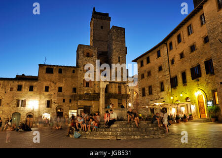 Piazza della Cisterna, San Gimignano, Toskana, Italien Stockfoto