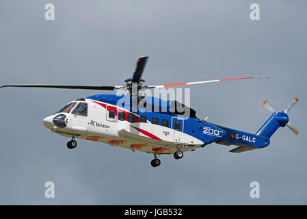 Bristols S92A Hubschrauber auf Übungsflug über Inverness Airport in Highland Region in den schottischen Highlands. VEREINIGTES KÖNIGREICH. Stockfoto