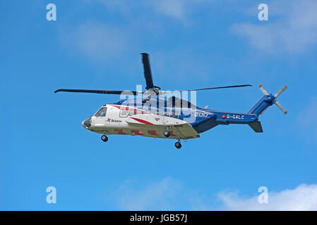 Bristols S92A Hubschrauber auf Übungsflug über Inverness Airport in Highland Region in den schottischen Highlands. VEREINIGTES KÖNIGREICH. Stockfoto