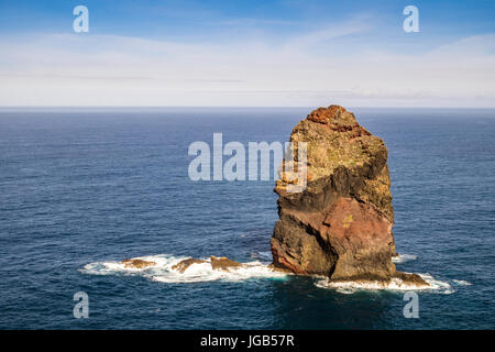 Wellen des Atlantiks Crush einzelner Felsen in der Nähe der Küste von Madeira, Portugal Stockfoto