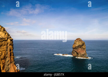 Wellen des Atlantiks Crush einzelner Felsen in der Nähe der Küste von Madeira, Portugal Stockfoto