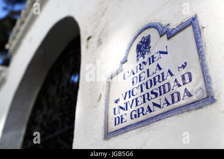 Die weißen Häuser in Casares, einer der Pueblos Blancos in Andalusien, Spanien. Stockfoto