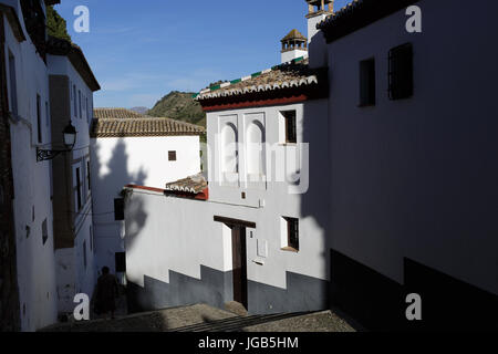 Die weißen Häuser in Casares, einer der Pueblos Blancos in Andalusien, Spanien. Stockfoto