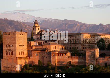Die Alhambra bei Dämmerung, mit Schnee bedeckt Sierra Nevada Berge im Hintergrund, Granada, Andalusien, Spanien. Stockfoto
