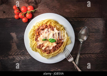 Pasta Bolognese auf rustikalen Hintergrund mit Exemplar Stockfoto