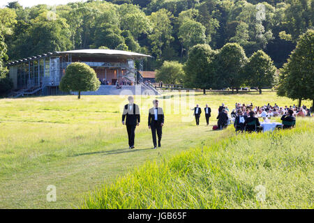 Opernbesucher am Opernhaus, Garsington Opera, Wormsley Park, Stokenchurch, Buckinghamshire England UK Stockfoto