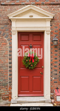 Koloniale rote Tür in historischen Elfreth Gasse in Philadelphia mit Giebel und Weihnachten Kranz. Stockfoto