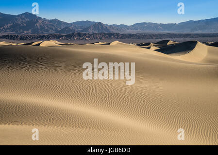 Die Mesquite Dünen befinden sich im Bereich Stovepipe Wells des Death Valley National Park in Kalifornien. Stockfoto