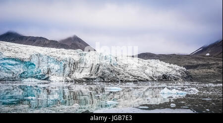 Longyearbyen entnommen in der russischen Stadt Pyramiden auf einer zweitägigen Wanderung. Stockfoto