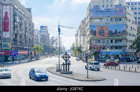 BUKAREST, RUMÄNIEN - 19. SEPTEMBER 2015. Die so genannt "Magheru", Hauptstraße, Intercontinental Hotel. Das Quadrat "Piata Romana". Stockfoto