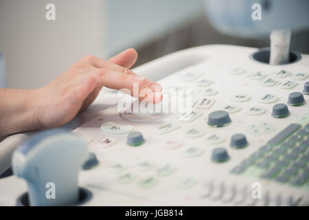 Geschickte Sonographer mit Ultraschall-Maschine bei der Arbeit Stockfoto
