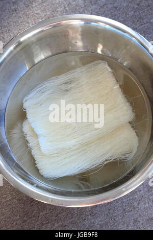 Reis Nudeln Nudeln einweichen vor dem Kochen Stockfoto