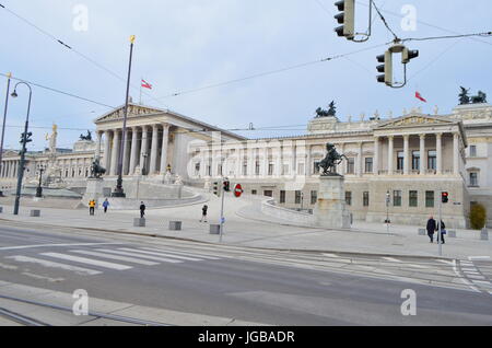 Straßenansicht der Parlamentsgebäude in Wien, Österreich Stockfoto