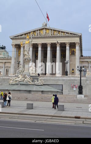 Street View Porträt von Parlamentsgebäude in Wien, Österreich Stockfoto