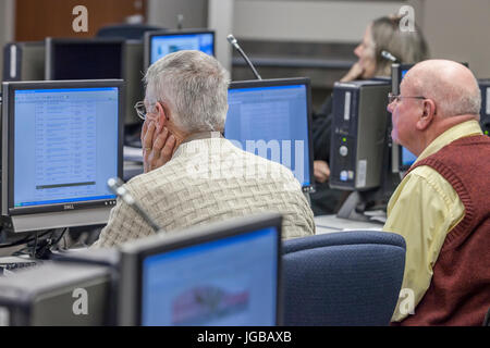 Erwachsene lernen EDV-Kenntnisse Stockfoto