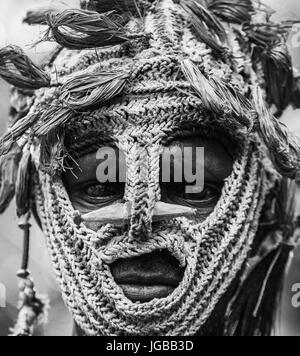 Indonesien, IRIAN JAYA, ASMAT Provinz, JOW Dorf - Juni 12: Porträt eines Kriegers Asmat-Stammes in einer ungewöhnlichen Kampf-Maske. Stockfoto