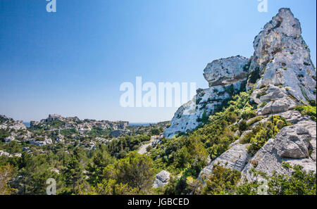 Frankreich, Provence, Bouches-du-Rhône Abteilung, Les Baux-de-Provence und Chateau des Baux setzen auf felsigen Limeston Aufschlüsse über die Alpilles Berge Stockfoto