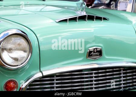Sandhurst, Großbritannien - 18. Juni 2017: Vorne ein 1958 Austin A55 Mk1 Cambridge Palm Grün zeigt Motorhaube, Abzeichen, emblem Stockfoto