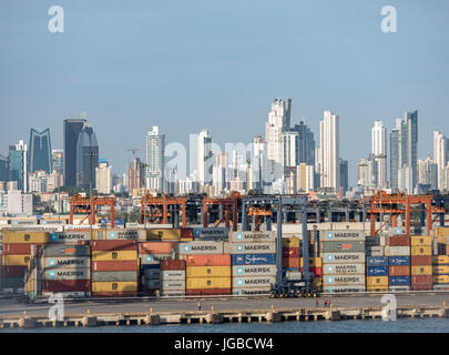 See-Container am Hafen von Bilbao und Panama City Skyline am Eingang zu den Panama-Kanal Stockfoto