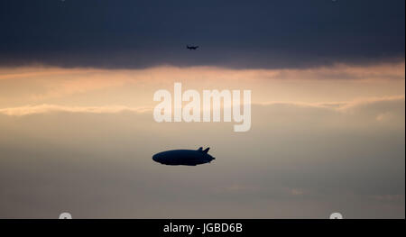 Größte Flugzeug der Welt, Airlander 10, fliegt bei einem Testflug für das Hybrid-Luftschiff über Landschaft in der Nähe von Bedfordshire. Stockfoto