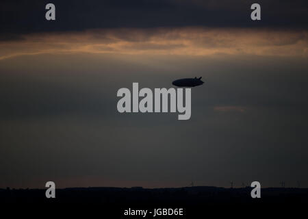 Größte Flugzeug der Welt, Airlander 10, fliegt bei einem Testflug für das Hybrid-Luftschiff über Landschaft in der Nähe von Bedfordshire. Stockfoto