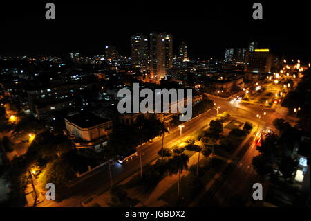 Nachtansicht über der Wohnteil von Havanna mit Straße Lichter und Gebäude Kuba Stadt nightscape Stockfoto