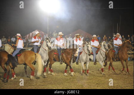 Traditionelle Cowboy Fahrer vorbereiten für Runde rund um die Arena auf dem Stier-Festival in Nicoya, Costa Rica Stockfoto