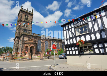 St. Alkmunds Kirche und halb schwarzer Bär Öffentlichkeit Fachwerkhaus in Whitchurch, Shropshire an einem feinen Sommertag. Stockfoto