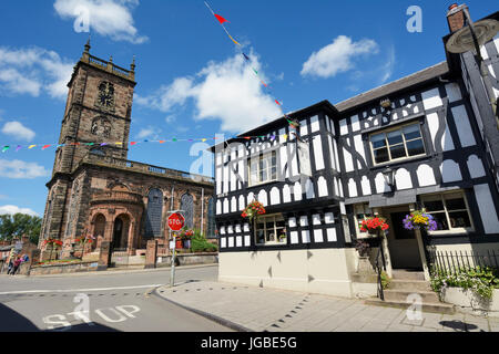 St. Alkmunds Kirche und halb schwarzer Bär Öffentlichkeit Fachwerkhaus in Whitchurch, Shropshire an einem feinen Sommertag. Stockfoto