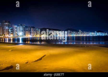 Guaruja, Asturien und Pitangueiras Strand in der Nacht. Sao Paulo, Brasilien. Stockfoto