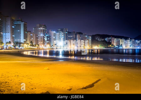 Guaruja, Asturien und Pitangueiras Strand in der Nacht. Sao Paulo, Brasilien. Stockfoto