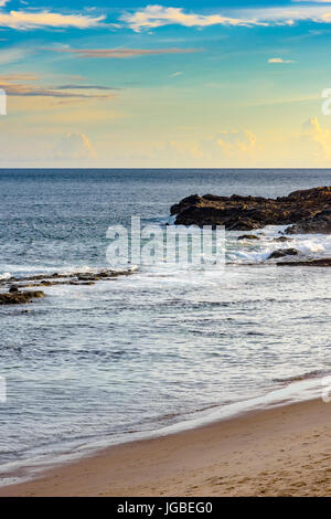 Sonnenuntergang und Horizont-Linie bei All Saints Bay in der Stadt Salvador, Bahia Stockfoto