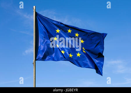 EU-Flagge vor einem blauen Himmelshintergrund Stockfoto