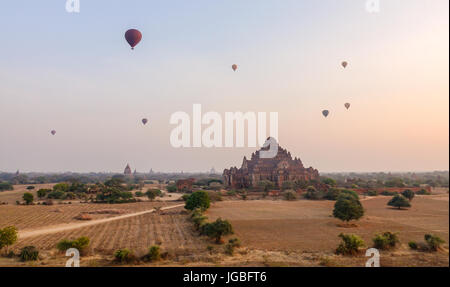 Buddhistische Tempel mit vielen Heißluftballons bei Sonnenaufgang in Bagan, Myanmar. Es gibt über 10.000 buddhistische Tempel, Pagoden und Klöster waren construc Stockfoto