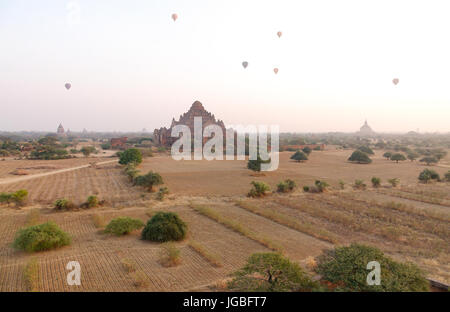 Buddhistische Tempel mit vielen Heißluftballons in Bagan, Myanmar. Es gibt über 10.000 buddhistische Tempel, Pagoden und Klöster entstanden der Stockfoto