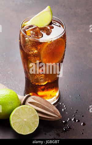 Cuba Libre cocktail Glas am Steintisch Stockfoto