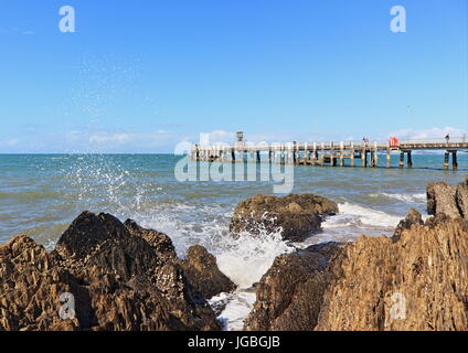 Palm Cove Steg aus den Felsen am Rand des Wassers befindet sich auf der oberen Ende Strandabschnitt Stockfoto