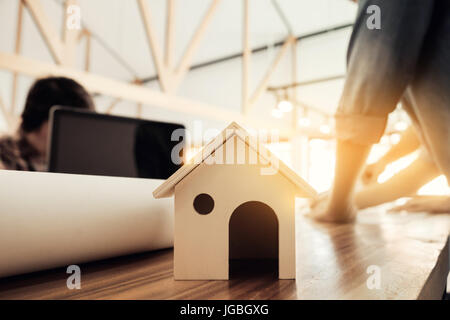Ingenieur des Architekten ab zeichnen einen Haus-Plan auf dem Schreibtisch im Büro in der Baustelle arbeiten und Engineering-Tools. Stockfoto
