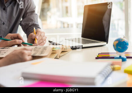 Junge Frau und Mann studieren für einen Test / eine Prüfung. Tutor Bücher mit Freunden. Junge Studenten Campus hilft Freund holt auf und lernen. Menschen, lernen Stockfoto