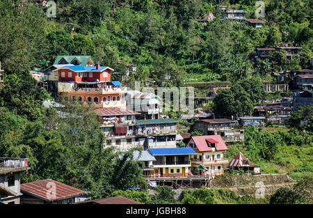 Bergdorf in Banaue, Philippinen. Banaue ist eine Stadt an der Cordillera Gebirge im Norden der Insel Luzon. Stockfoto
