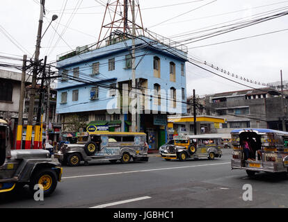 Manila, Philippinen - 20. Dezember 2015. Jeepney auf Street in Chinatown in Manila, Philippinen. Stockfoto