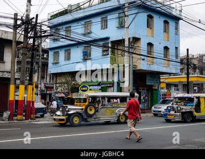 Manila, Philippinen - 20. Dezember 2015. Menschen gehen auf der Straße in Chinatown in Manila, Philippinen. Stockfoto