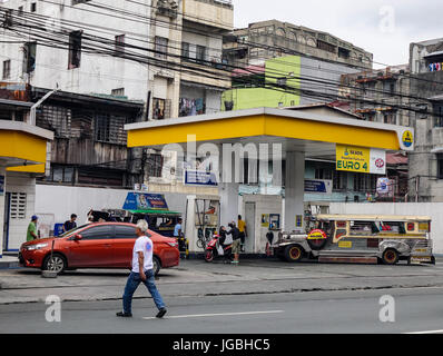 Manila, Philippinen - 20. Dezember 2015. Personen und Fahrzeuge auf Straße in Chinatown in Manila, Philippinen. Stockfoto