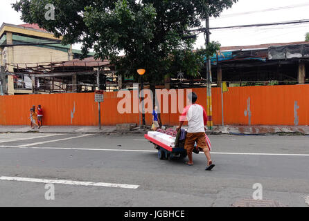 Manila, Philippinen - 20. Dezember 2015.  Ein Mann verkauft Obst auf Street in Chinatown in Manila, Philippinen. Stockfoto