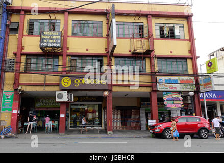 Manila, Philippinen - 20. Dezember 2015. Blick auf Straße mit Gebäude in Chinatown in Manila, Philippinen. Stockfoto