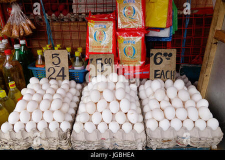 Manila, Philippinen - 20. Dezember 2015. Verkauf von Eiern am lokalen Markt in Manila, Philippinen. Stockfoto