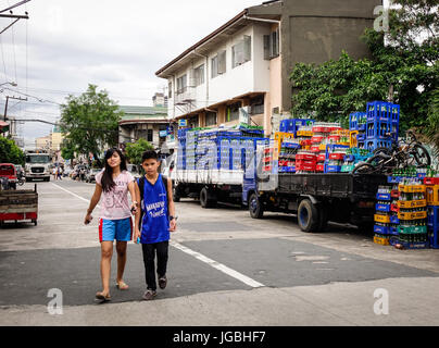 Manila, Philippinen - 20. Dezember 2015. Kinder gehen auf der Straße in Manila, Philippinen. Stockfoto