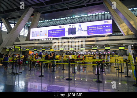 Manila, Philippinen - 14. April 2017. Check-in Schaltern im Terminal 3 des Ninoy Aquino Flughafen (NAIA) in Manila, Philippinen. NAIA ist die wichtigste Intl-gatew Stockfoto